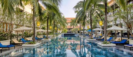 Kolam renang indoor dan kolam renang outdoor, dengan payung kolam renang