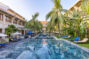 Inomhuspool, utomhuspool, parasoller och solstolar
