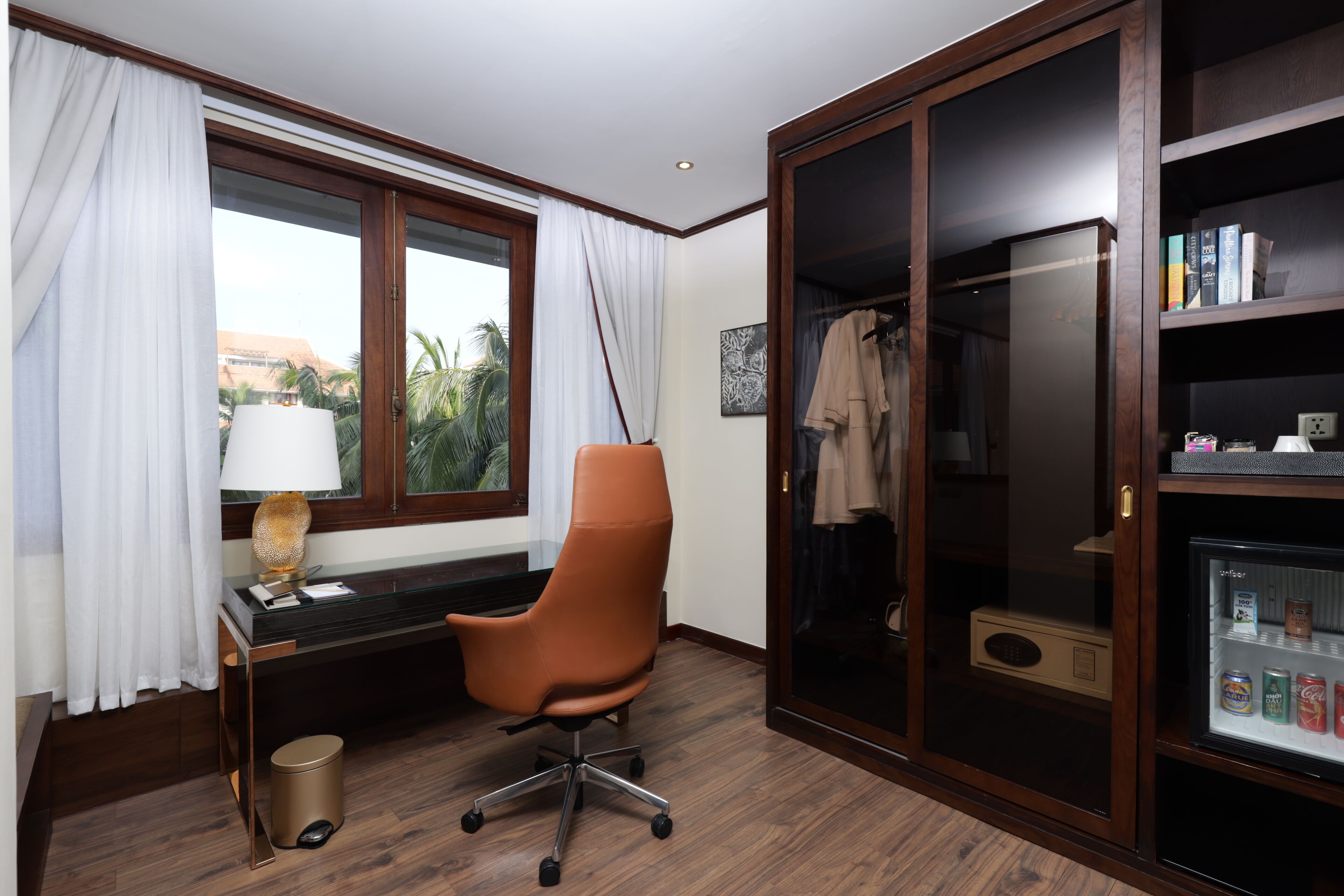 presidential suite | living area | 40-inch led tv with cable channels, tv, fireplace