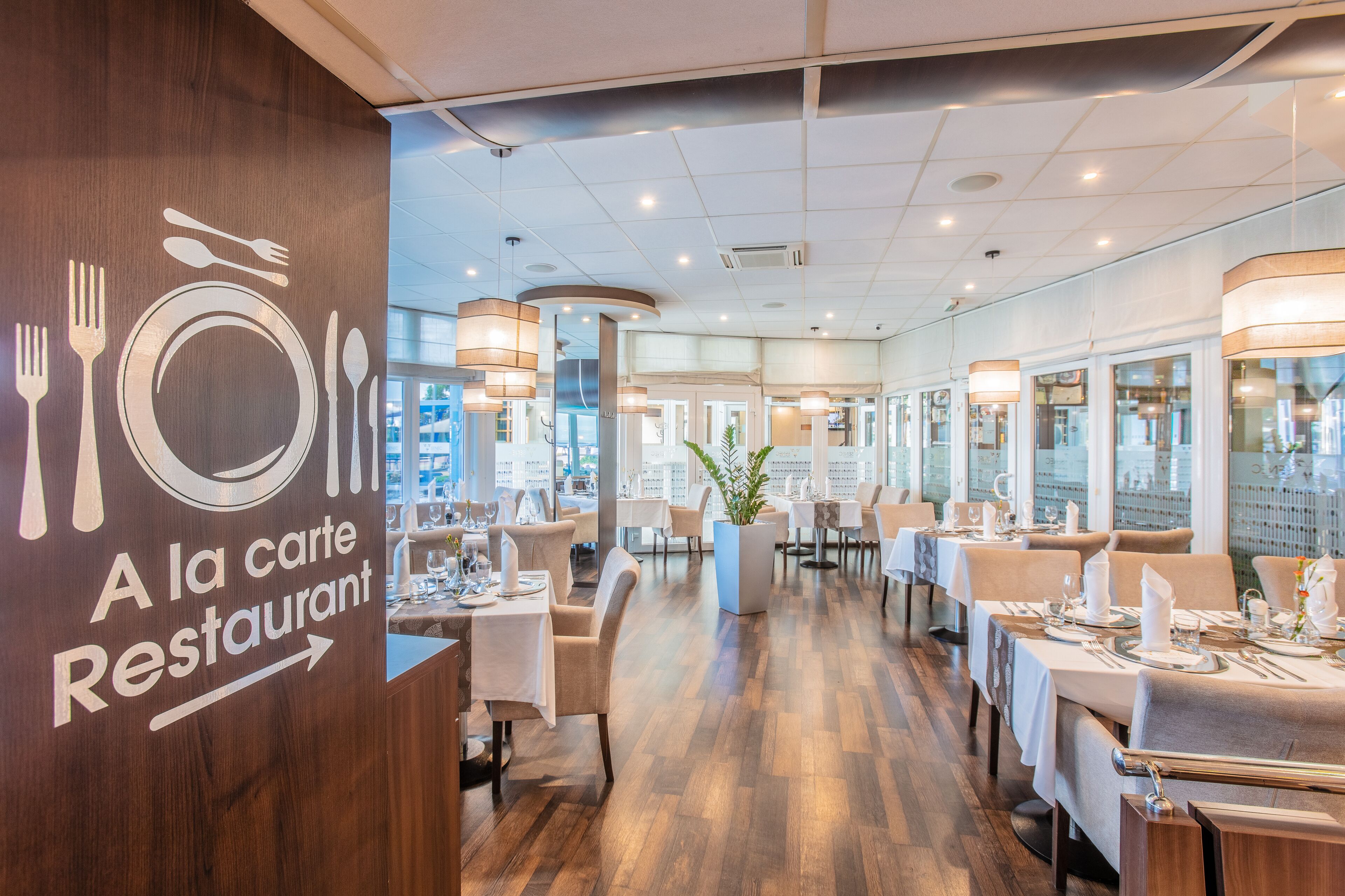 Breakfast, lunch, dinner served; international cuisine, alfresco dining 