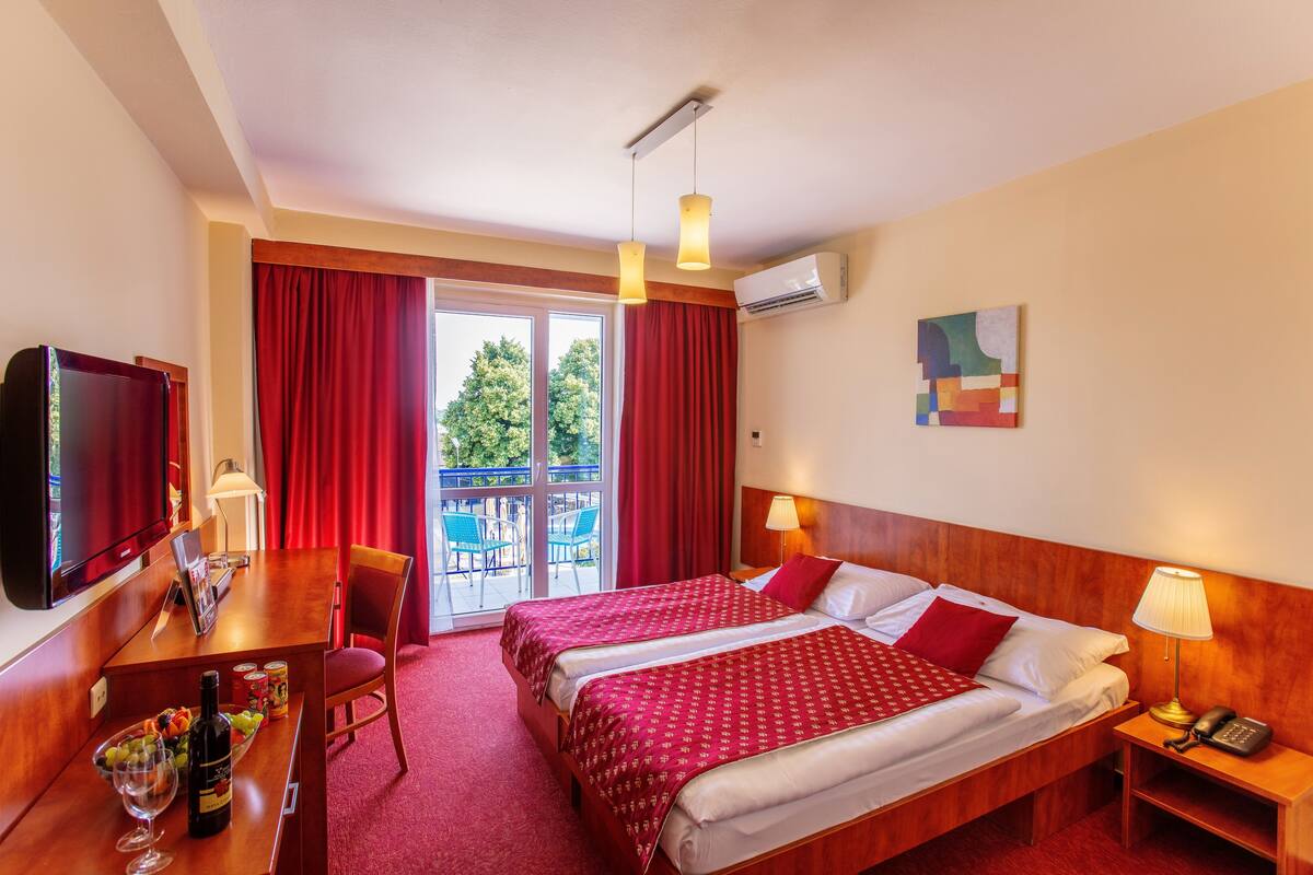 Comfort tweepersoonskamer, balkon | Een minibar, een kluis op de kamer, een bureau, verduisterende gordijnen