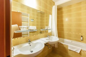 Apartment, Balcony, Lake View | Bathroom