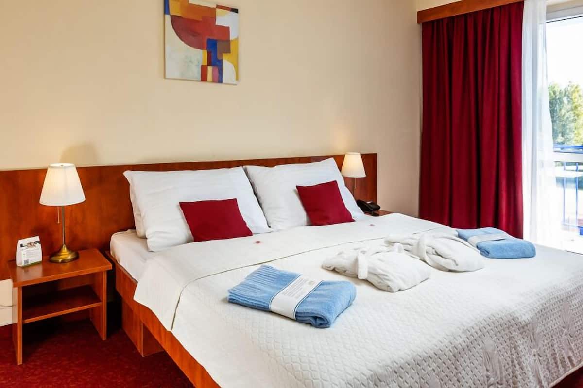 Appartement, balkon, uitzicht op meer | Een minibar, een kluis op de kamer, een bureau, verduisterende gordijnen