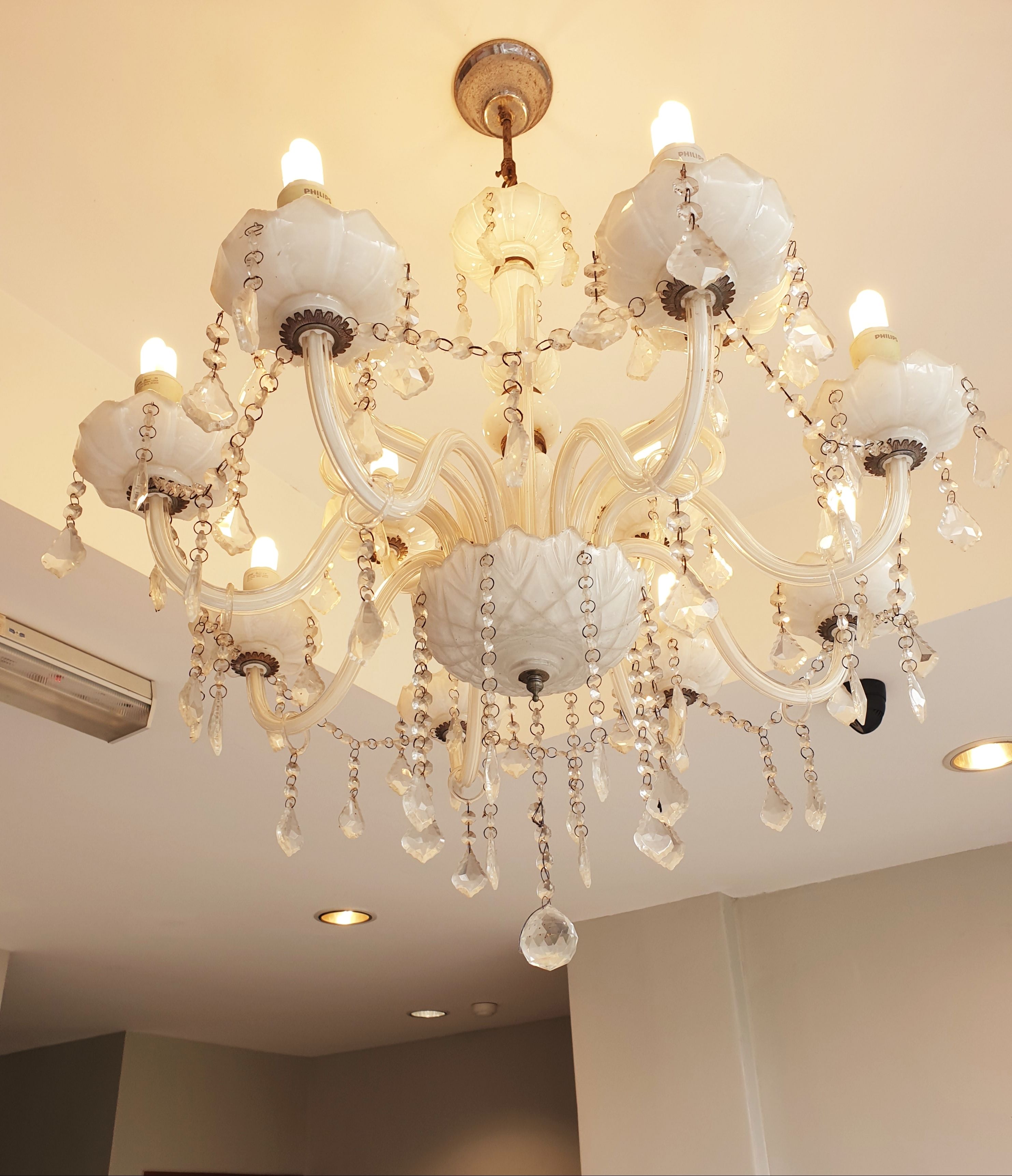 Un candelabro con múltiples brazos y adornos de cristal.