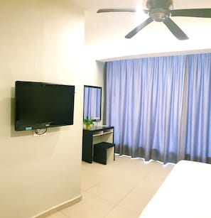 Premier Room | Hypo-allergenic bedding, memory foam beds, individually furnished, desk