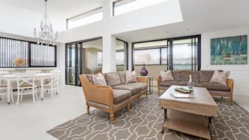 Ático, varias camas (Three Bed Penthouse Suite) | Zona de estar | Televisión LCD de 40 pulgadas con canales digitales, una televisión
