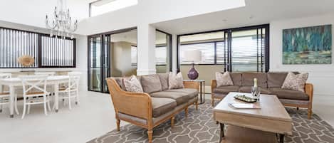 Penthouse, plusieurs lits (Three Bed Penthouse Suite) | Coin séjour | Télévision LCD de 40 pouces avec chaßnes numériques, télévision