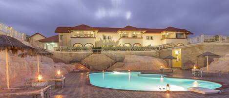 Habitación Deluxe | Piscina al aire libre | Una piscina al aire libre