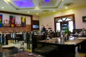 Breakfast, lunch, dinner served; international cuisine 