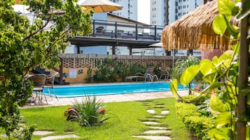 Piscina externa, funciona das 8h às 20h, guarda-sóis, espreguiçadeiras