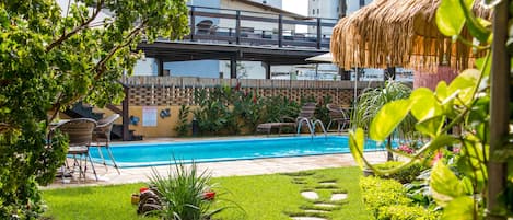 室外泳池;08:00 至 20:00 開放;泳池傘、躺椅