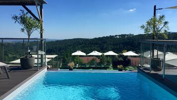 AuĂenpool, geöffnet von 09:00 Uhr bis 20:00 Uhr, Sonnenschirme