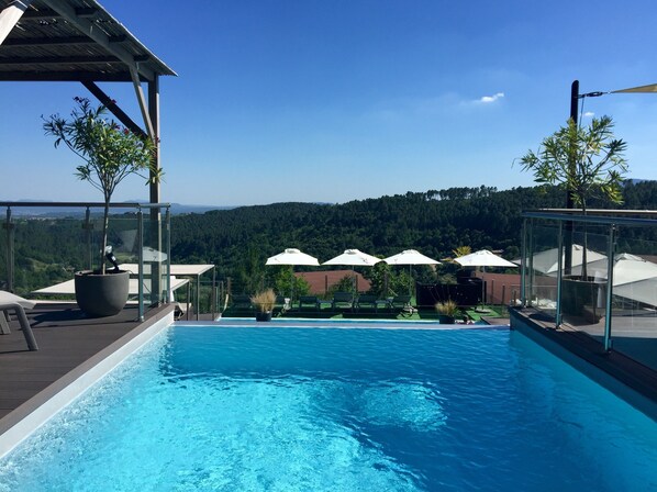 Udendørs pool, åben fra kl. 09.00 til kl. 20.00, parasoller, liggestole