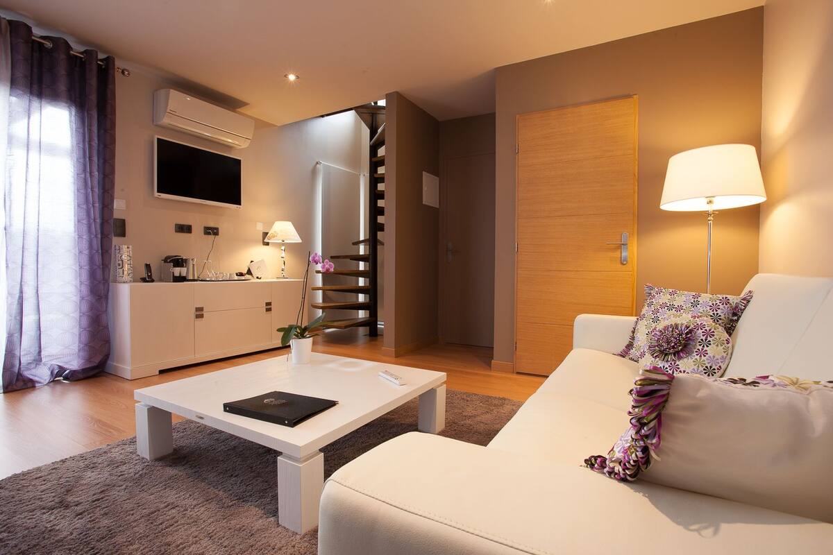 Dúplex Premium, bañera de hidromasaje (VIP) | Sala de estar | Una televisión LCD