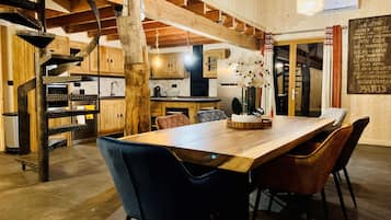 Chalet Premium, 2 chambres, non-fumeurs, vue vallée | Coin séjour | Télévision LCD