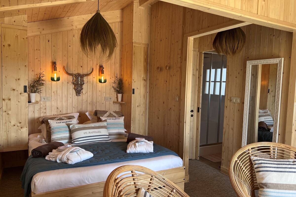 Cabaña estándar | Ropa de cama de alta calidad, minibar, caja fuerte y wifi gratis
