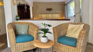 Flamboyant | Minibar, in-room safe, iron/ironing board, free cribs/infant beds