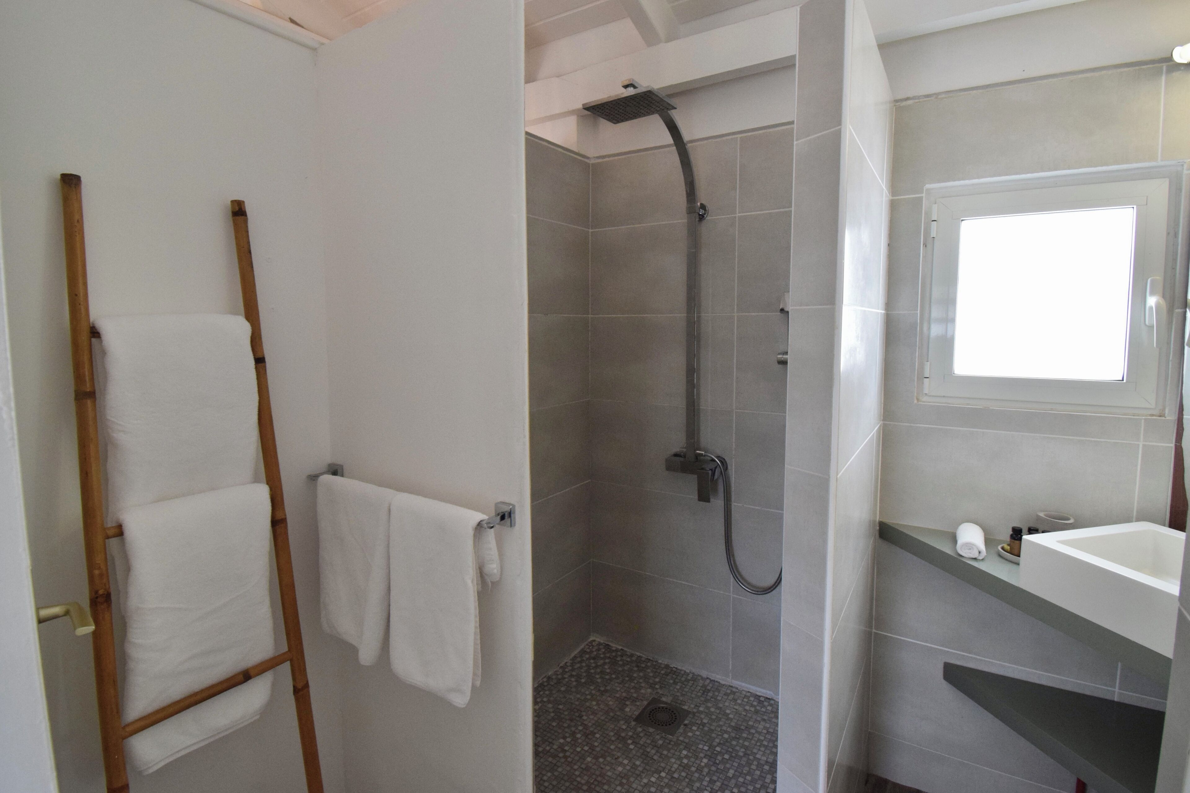 Ein Badezimmer mit Dusche, Toilette und Waschbecken.