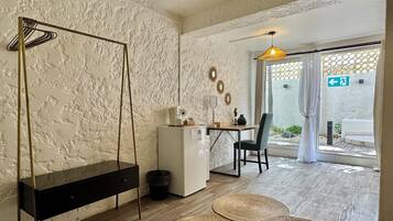 Hibiscus | Minibar, in-room safe, iron/ironing board, free cribs/infant beds