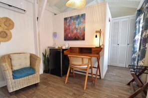 Jasmin | Bar mini, peti besi dalam bilik, seterika/papan seterika 