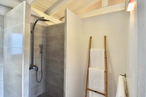 Yucca | Bathroom | Shower, free toiletries, hair dryer, towels