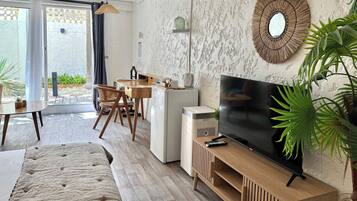 Coralie | Minibar, in-room safe, iron/ironing board, free cribs/infant beds