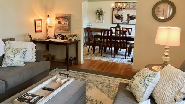 Un salon comprenant un canapé, une table basse et un coin repas avec une table et des chaises.