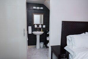 Room, 1 Queen Bed | Bathroom - The Little Italy of Niagara Falls Bed & Breakfast (Niagara Falls)