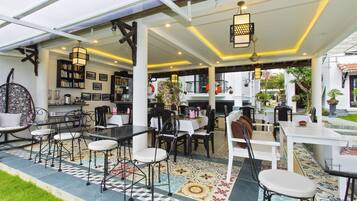 Free daily cooked-to-order breakfast