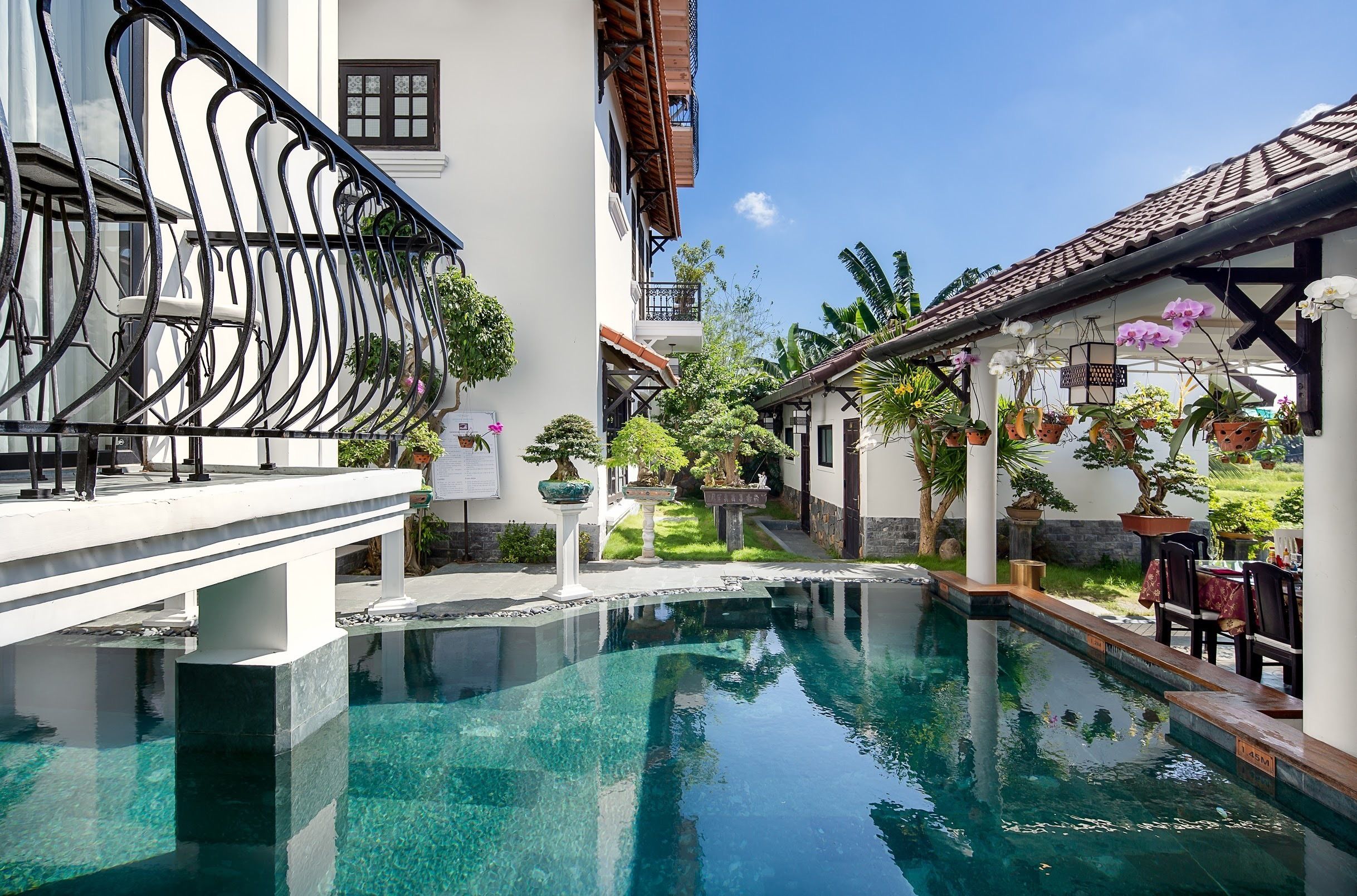 outdoor pool, pool loungers