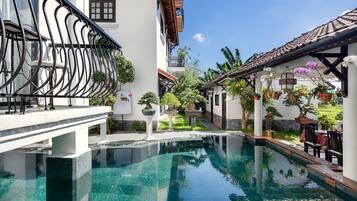 Outdoor pool, sun loungers