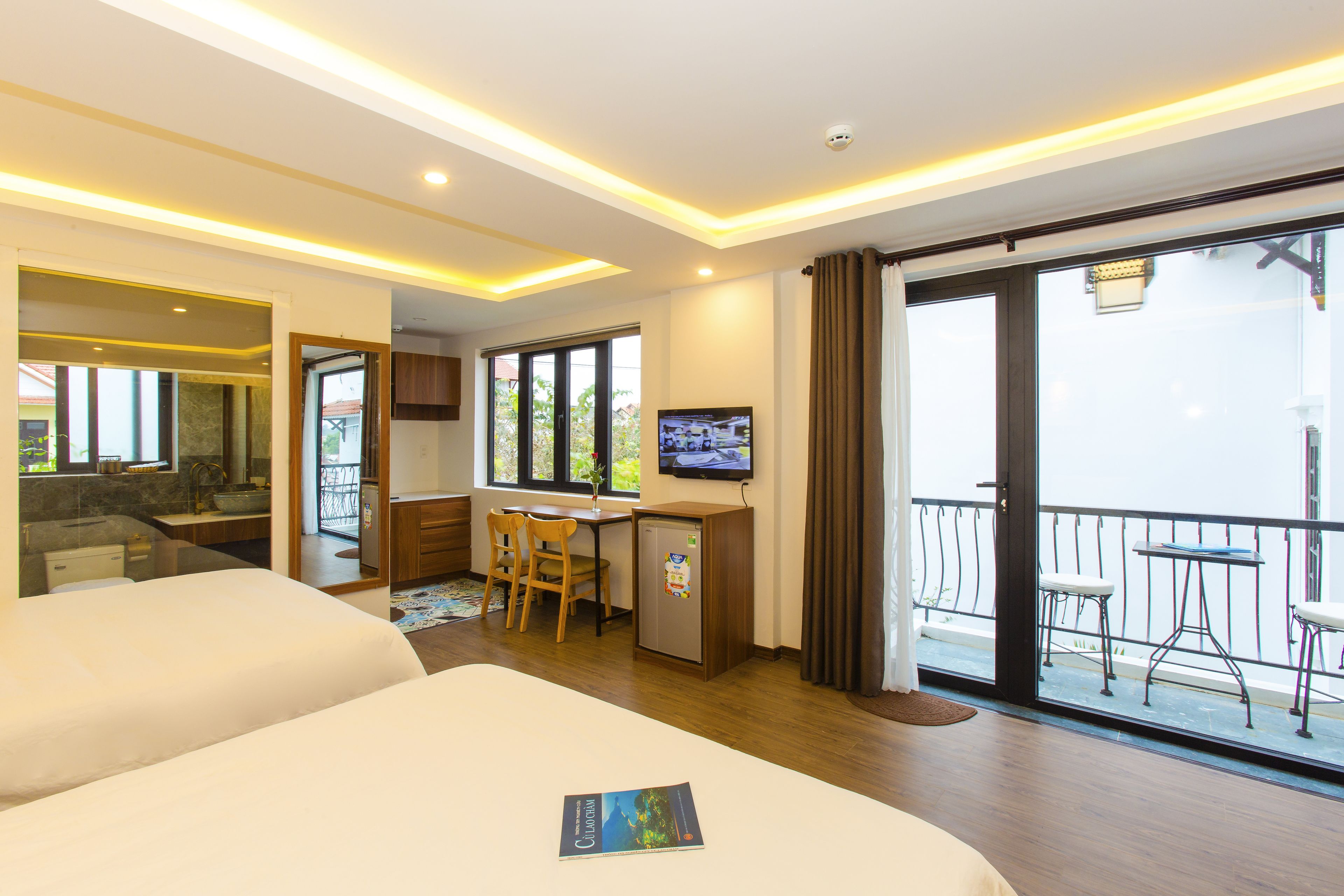 family room, 1 bedroom, garden view | living room | 21-inch tv with cable channels