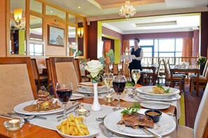 Mittagessen und Abendessen, moderne, europäische Küche