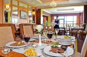 供应午餐和晚餐，时尚欧洲菜