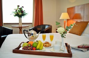 Hochwertige Bettwaren, Zimmersafe, Schreibtisch, Bügeleisen/Bügelbrett