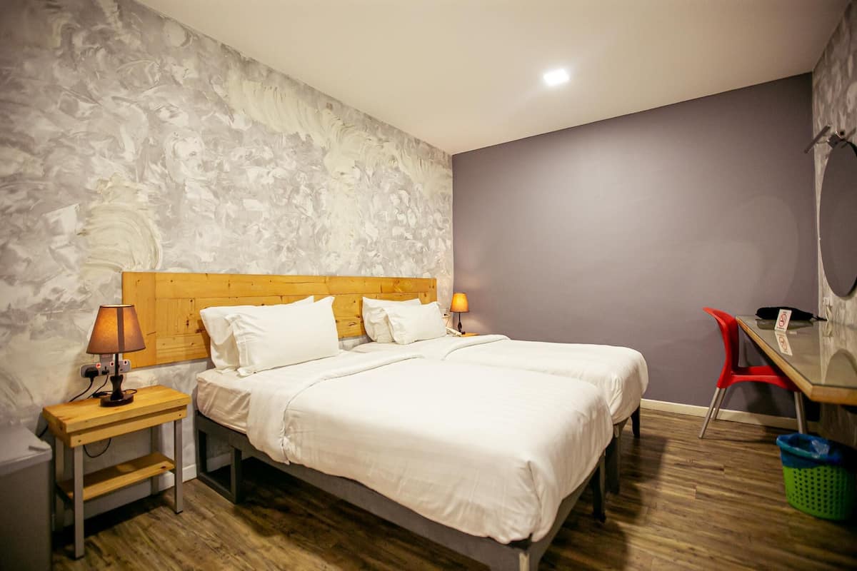 deluxe twin | in-room safe, desk, blackout curtains, rollaway beds