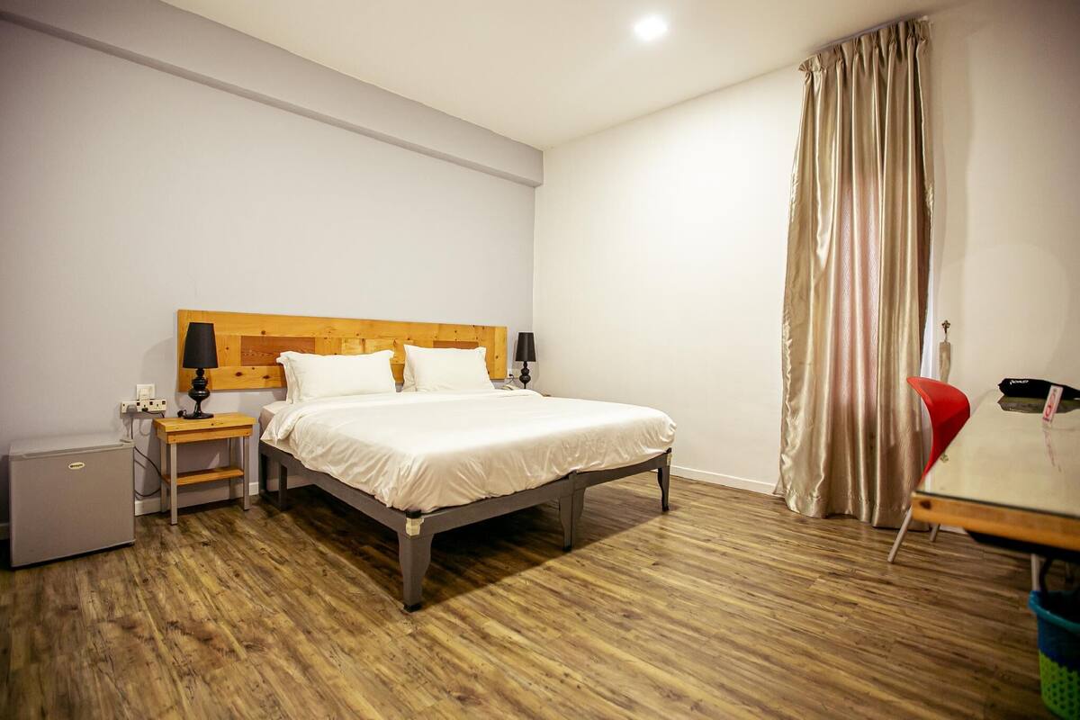 deluxe king  | in-room safe, desk, blackout curtains, rollaway beds