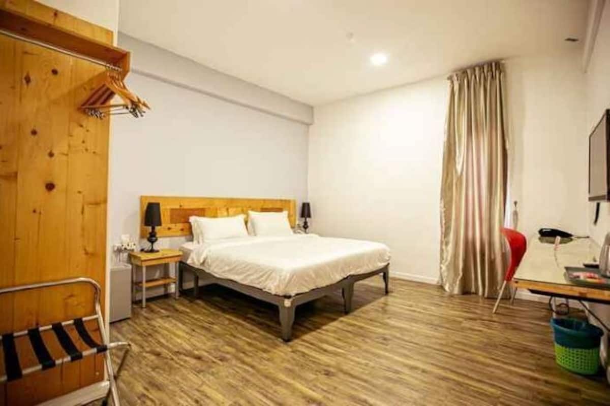 Caja de seguridad en la habitación y escritorio