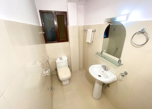 Dusche, Regendusche, kostenlose Toilettenartikel, Hausschuhe