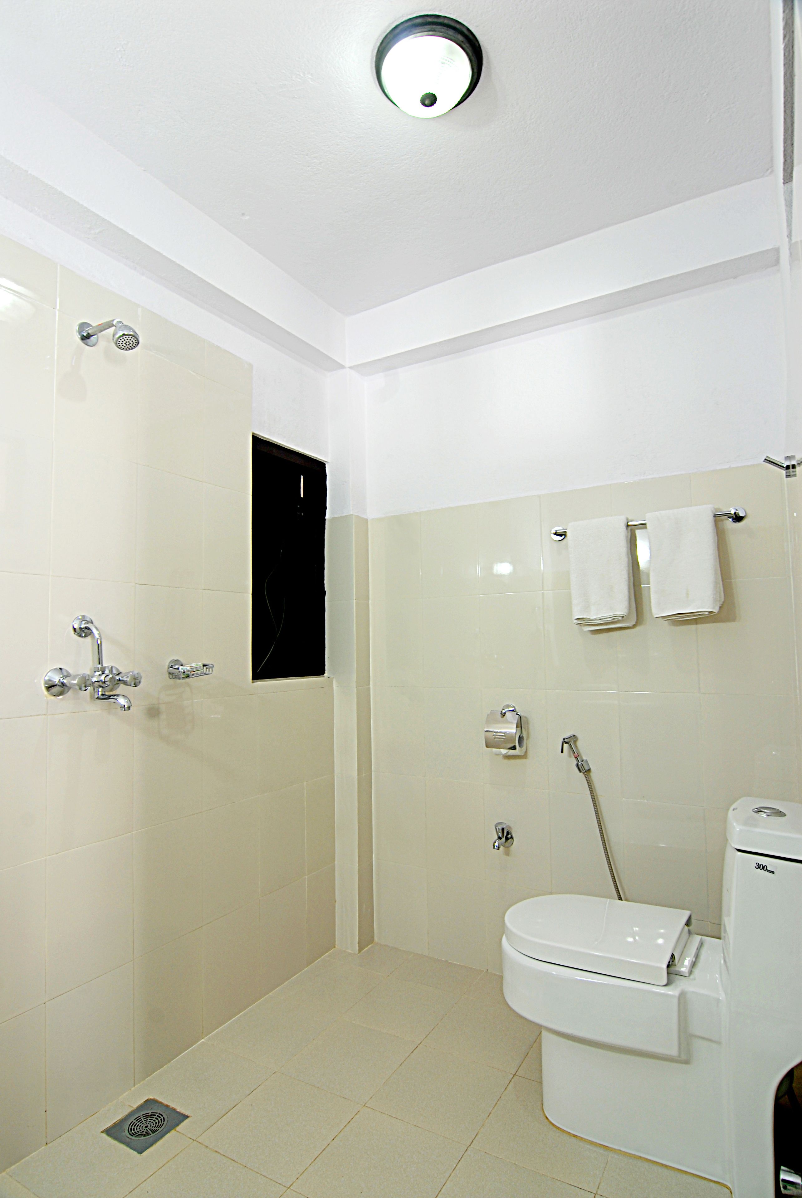 Shower, rainfall showerhead, free toiletries, slippers