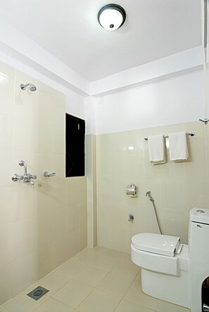 Shower, rainfall showerhead, free toiletries, slippers - Thamel Grand Hotel (Kathmandu)