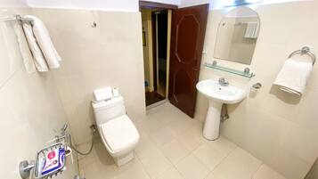 Shower, rainfall showerhead, free toiletries, slippers