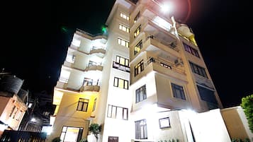 Fachada del alojamiento - Noche