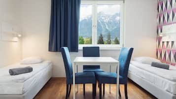 Triple Room | Desk, free WiFi, bed sheets