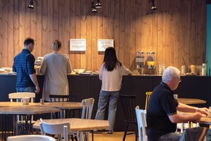 Petit déjeuner buffet servi tous les jours en supplément