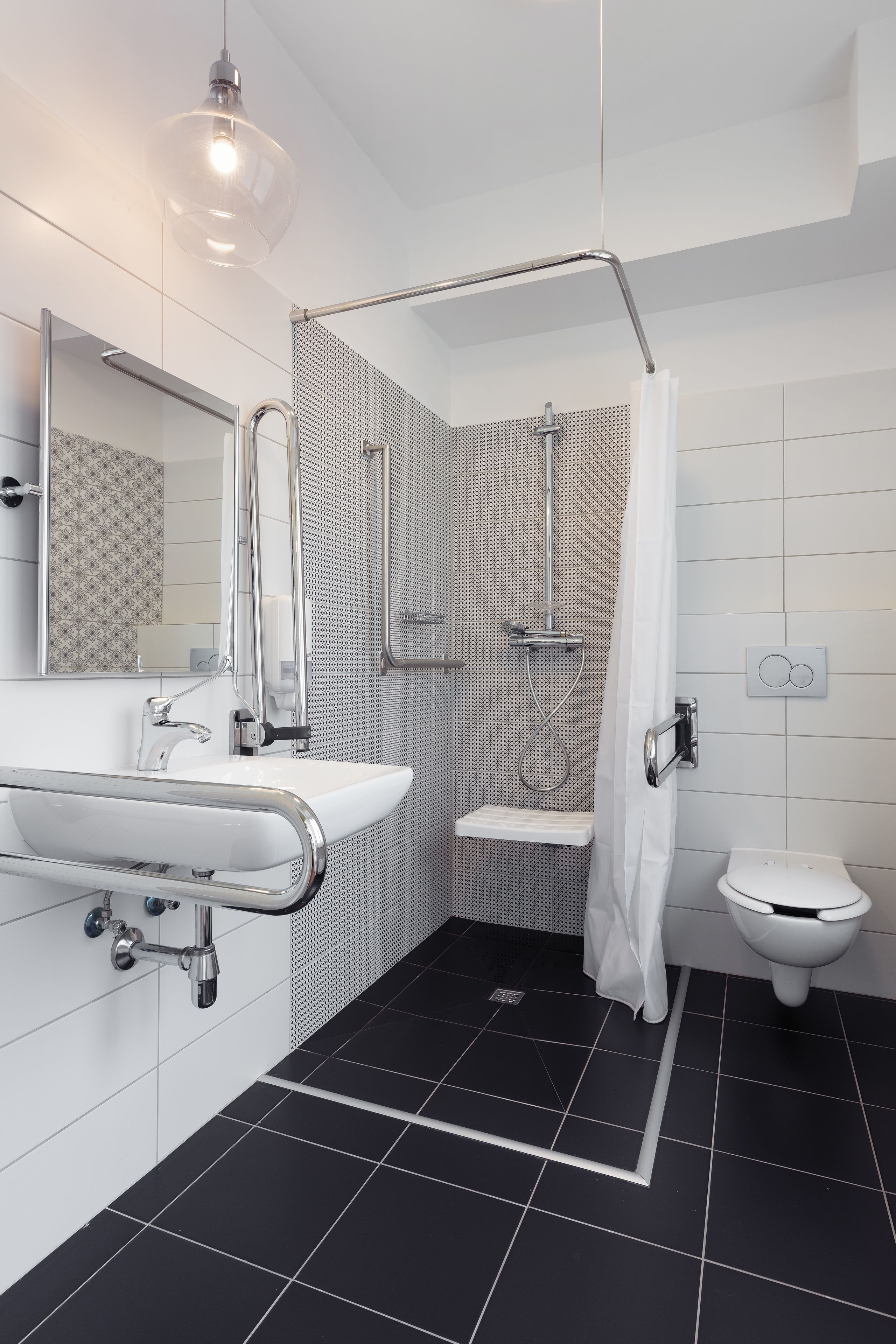 Un baño moderno con ducha, inodoro y lavamanos.