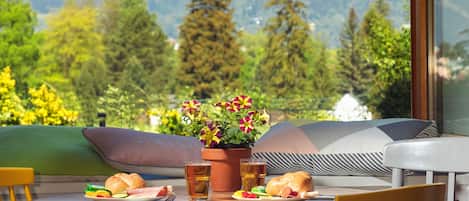 Free daily buffet breakfast