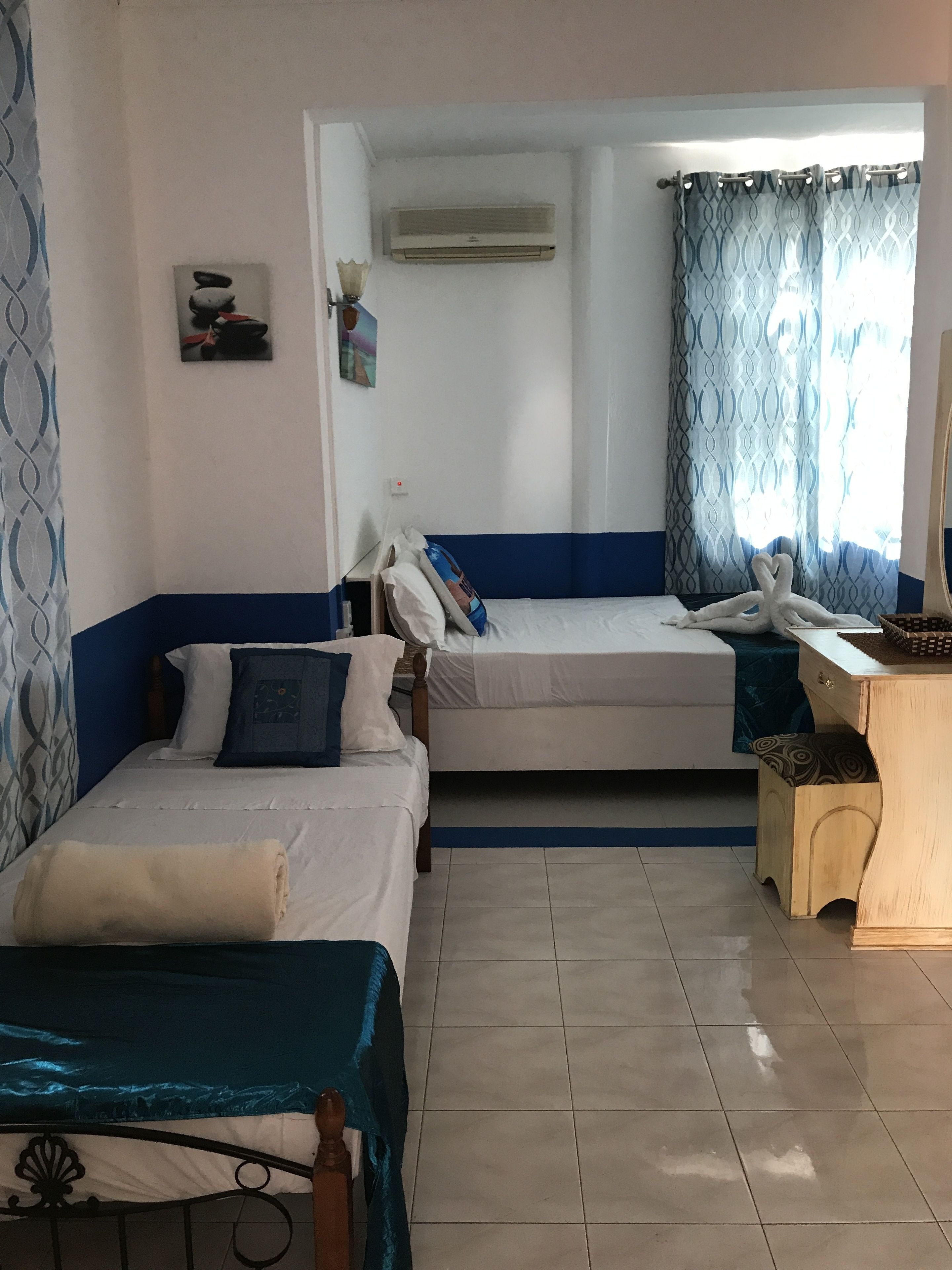 Habitación triple | Caja de seguridad en la habitación y tabla de planchar con plancha 