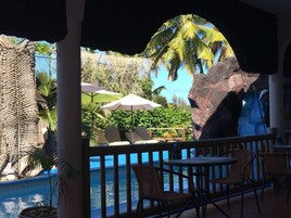 Una piscina al aire libre