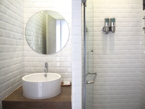 Basic Double or Twin Room | Bathroom | Free toiletries, hair dryer, towels, soap - RetrOasis (Bangkok)
